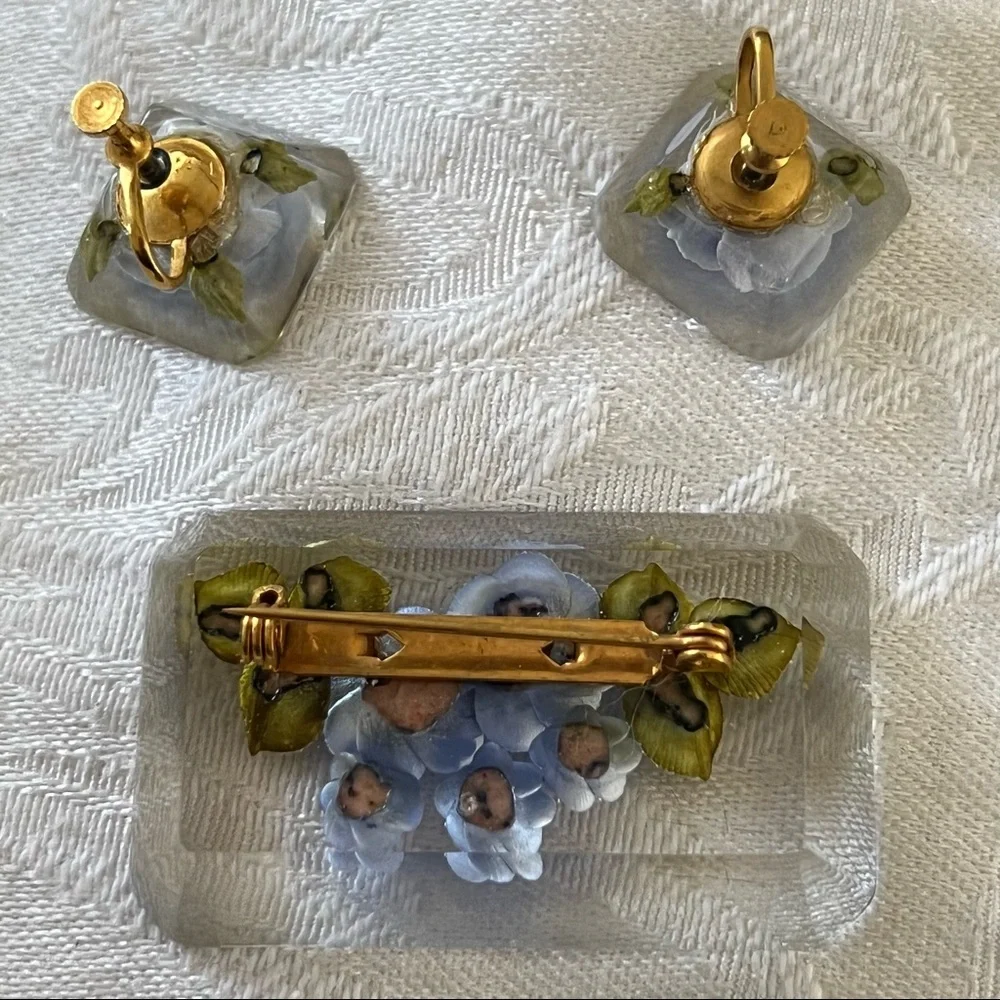 CHARMEUSE BROOCH SET REVERSE CARVED LUCITE BROOCH PIN AND EARRINGS SET